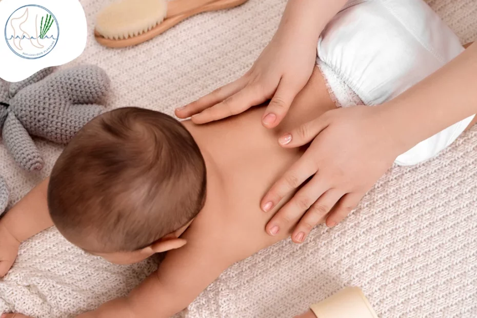 Bébé, en train de faire du massage shantala