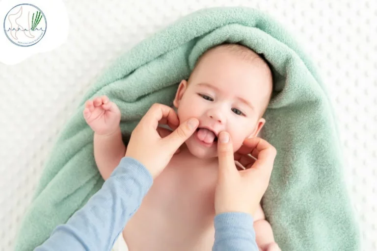 Un bébé allongé au lit