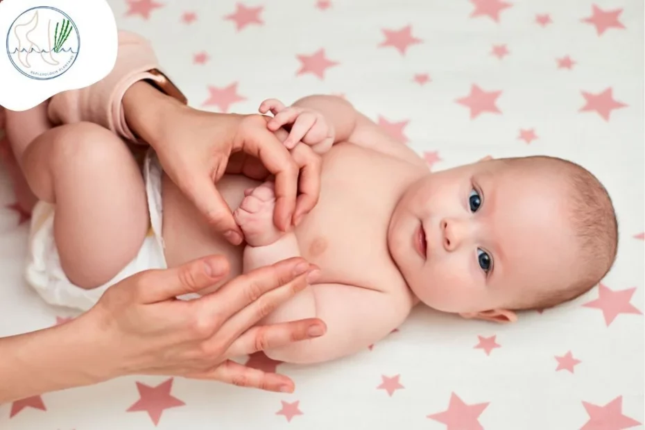 Massage shantala sur le bras d'un bébé