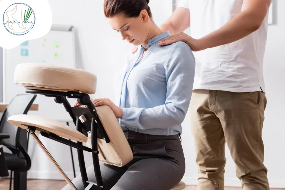 une femme au bureau qui fait un massage amma assis en entreprise