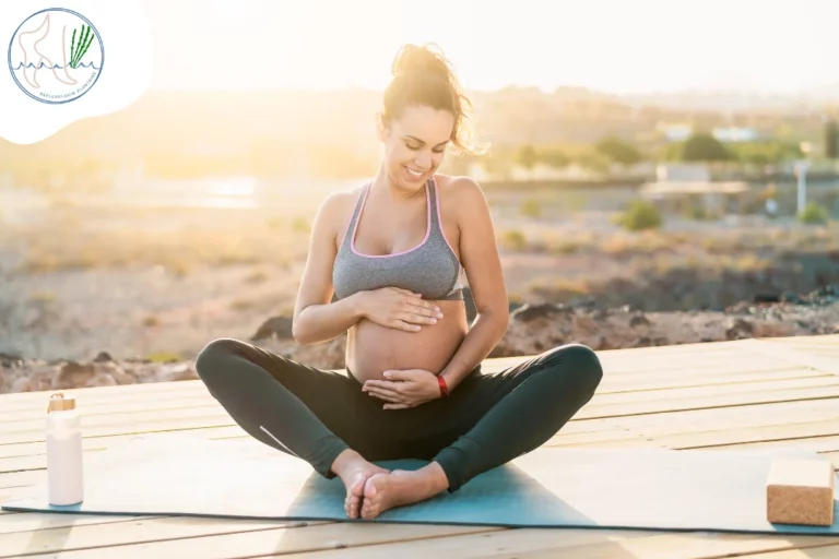 Femme enceinte qui tient un cœur en papier